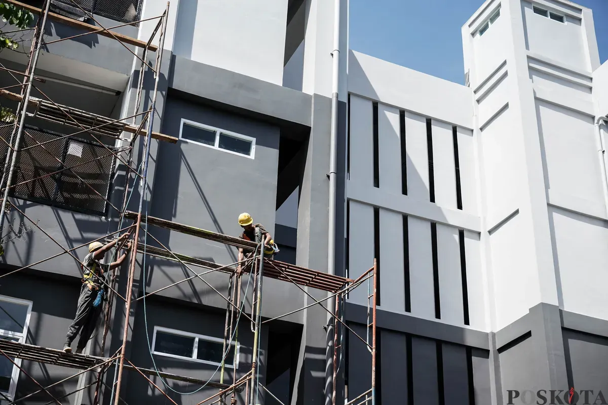 Sejumlah pekerja menyelesaikan pembangunan gedung sekolah di SD Negeri 01 dan 02 Cikini, Jakarta, Selasa, 27 Mei 2025. (Sumber: Poskota/Bilal Nugraha Ginanjar)