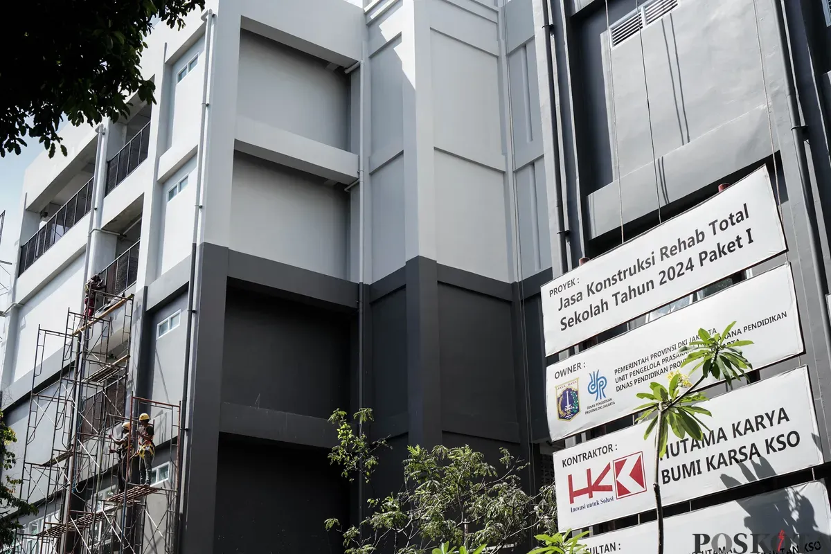 Sejumlah pekerja menyelesaikan pembangunan gedung sekolah di SD Negeri 01 dan 02 Cikini, Jakarta, Selasa, 27 Mei 2025. (Sumber: Poskota/Bilal Nugraha Ginanjar)