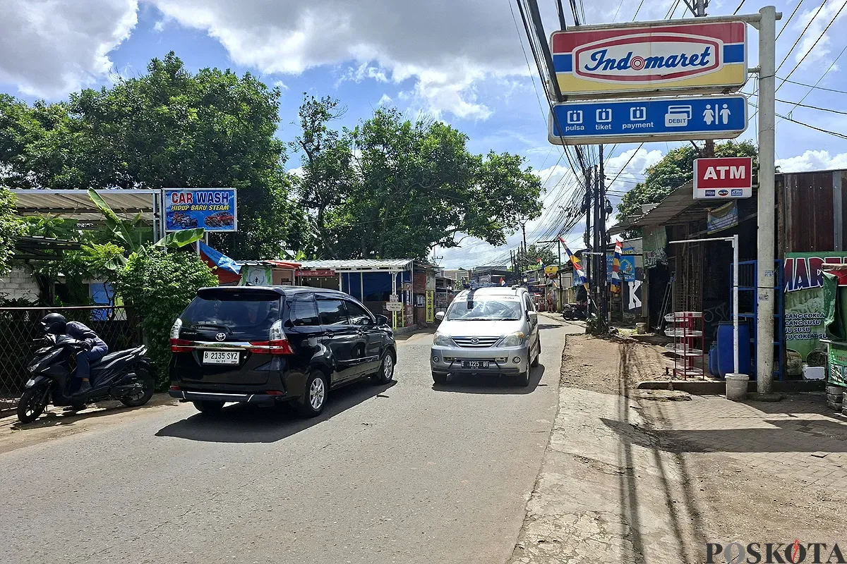 Jalan Raya Pengasinan Sawangan, Kota Depok, yang ramai dari kendaraan menjadi lokasi peristiwa penyerangan petugas Kejagung RI hingga terluka parah di tangan. (Sumber: POSKOTA | Foto: Angga Pahlevi)