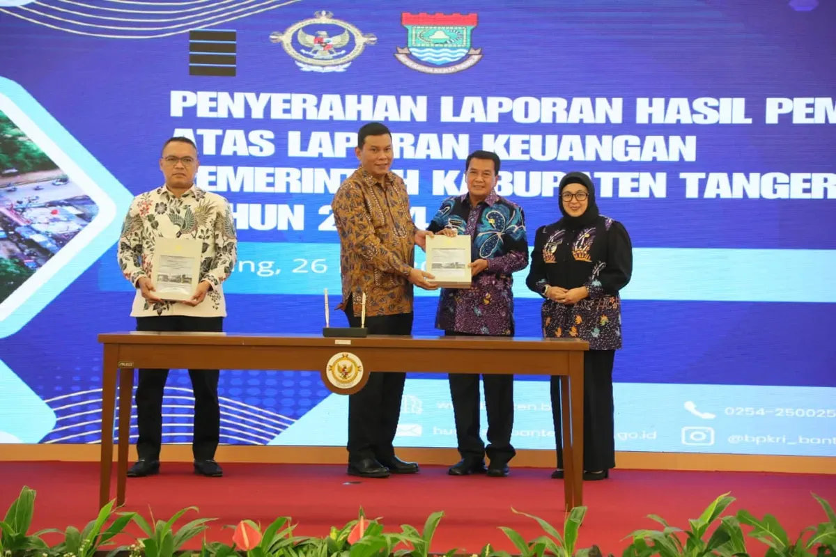 Bupati Tangerang, Moch. Maesyal Rasyid dan Wabup Tangerang, Intan Nurul Hikmah saat menerima penghargaan WTP ke-17 kali berturut-turut dari BPK RI, di Aula Kantor BPK RI Perwakilan Banten Serang, Senin, 25 Mei 2025. (Sumber: Dokumentasi Istimewa)