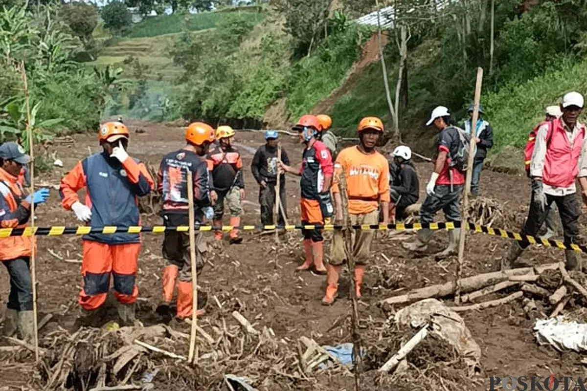 Warga dan tim gabungan menemukan jasad Endang, di titik lokasi. Selasa 27 Mei 2025. (Sumber: POSKOTA | Foto: Gatot Poedji Utomo)