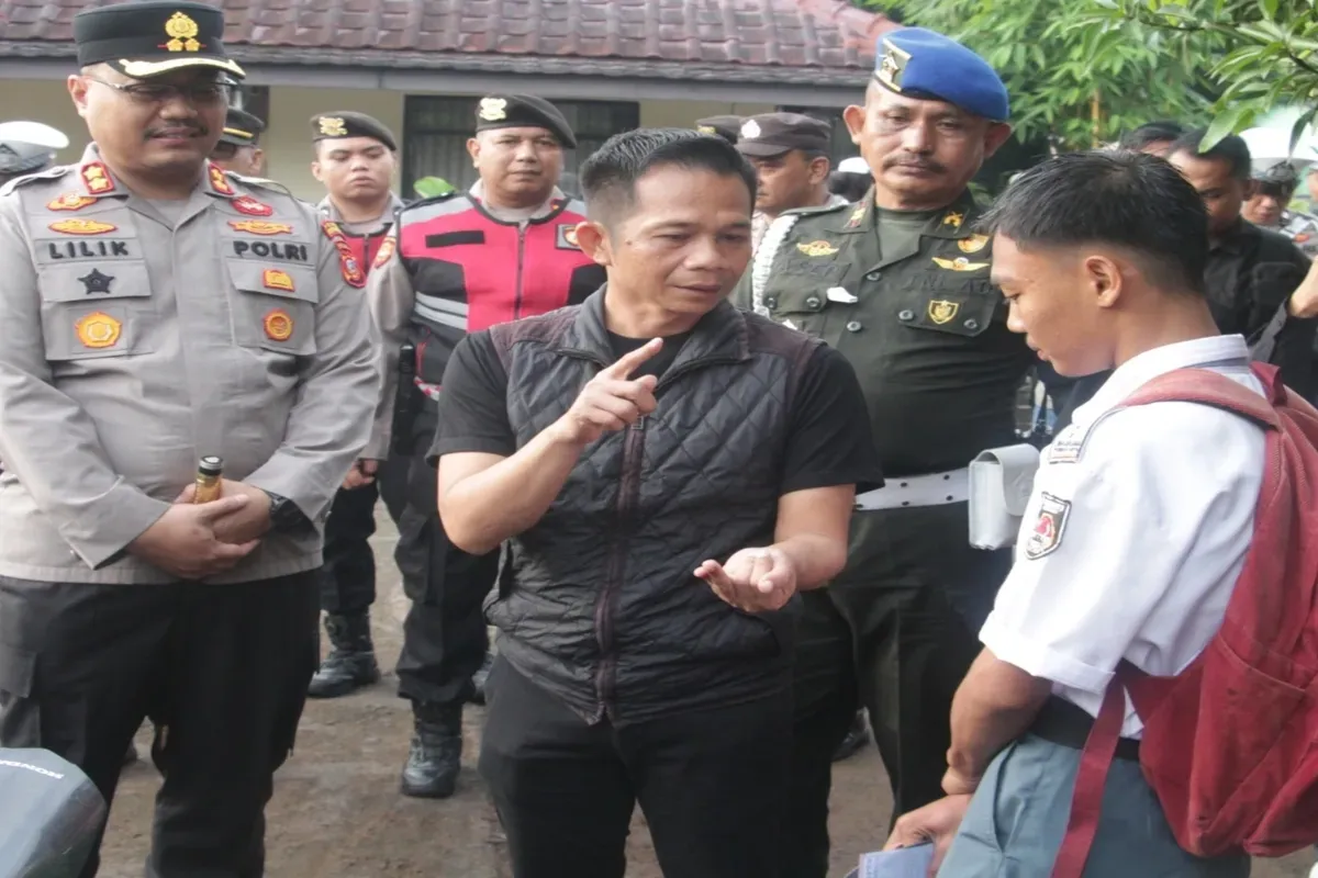 Bupati Purwakarta Saepul Bahri Binjen (kaos hitam) menasihati pelajar yang kedapatan membawa motor ke sekolah. (Sumber: Humas Polres Purwakarta)