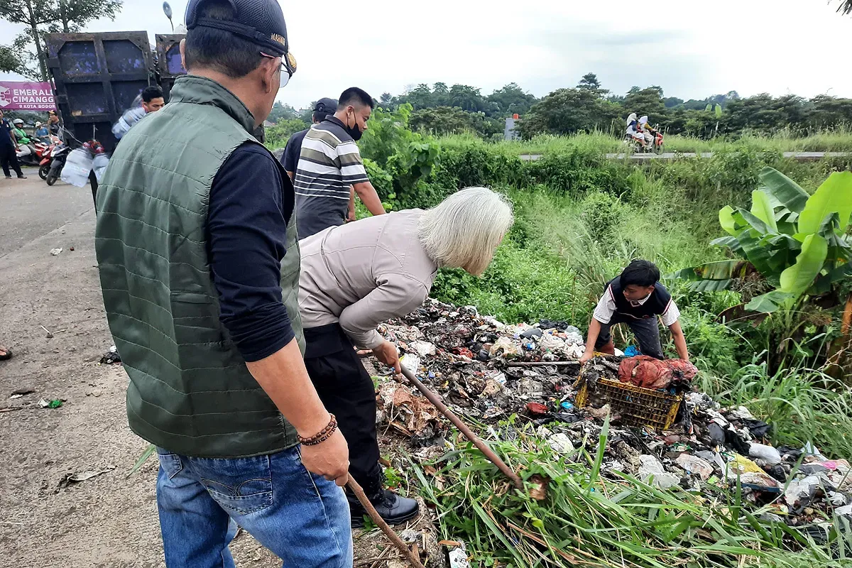Tumpukan sampah di Jalan Raya Bogor - Kemang dibersihkan secara swadaya. (Sumber: Dok Polsek Tajurhalang)