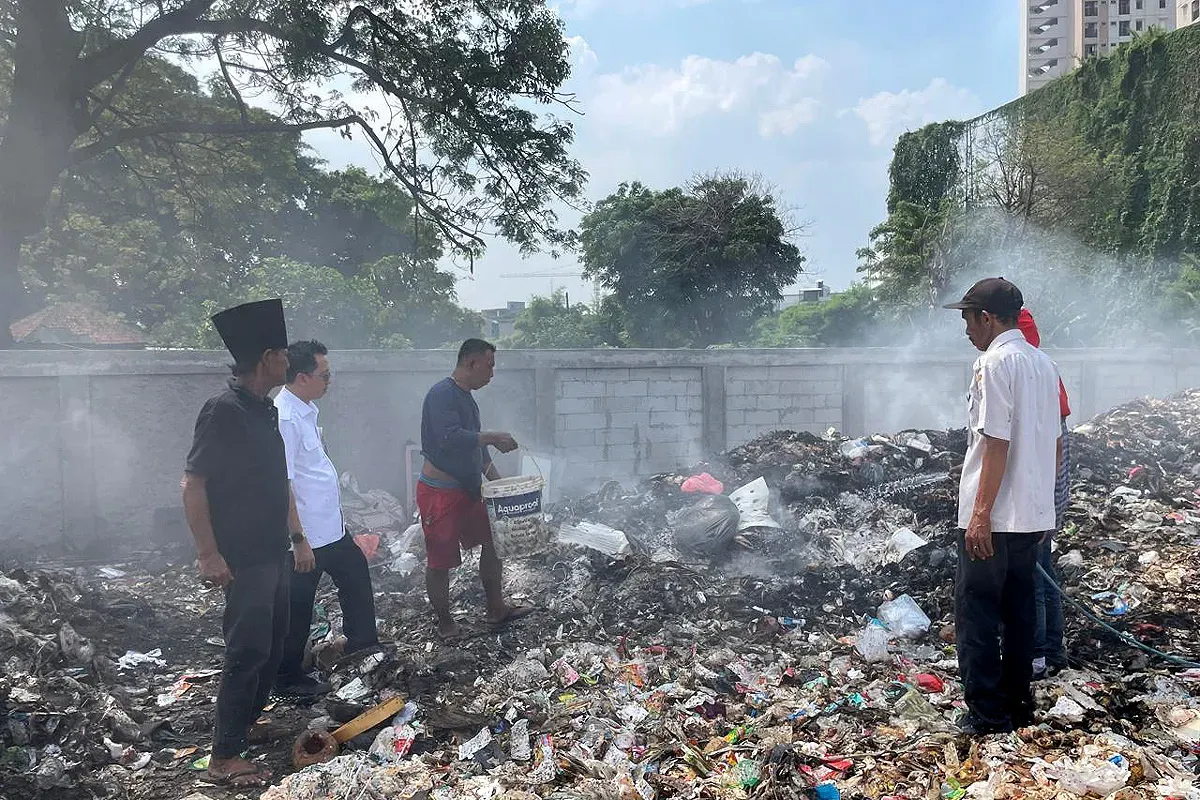 Pemkot Jakbar tindak warga yang melakukan pembakaran sampah di lapangan kosong kawasan Cengkareng, Jakarta Barat, Rabu, 28 Mei 2025. (Sumber: Pemkot Jakbar)