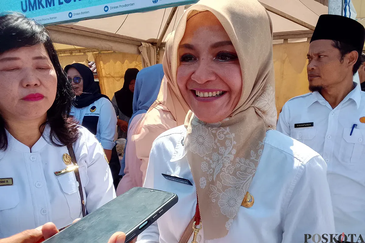 Kepala Dinkes Banten, Ati Pramudji saat diwawancarai wartawan di RSUD Labuan, Pandeglang. (Sumber: POSKOTA | Foto: Samsul Fatoni)