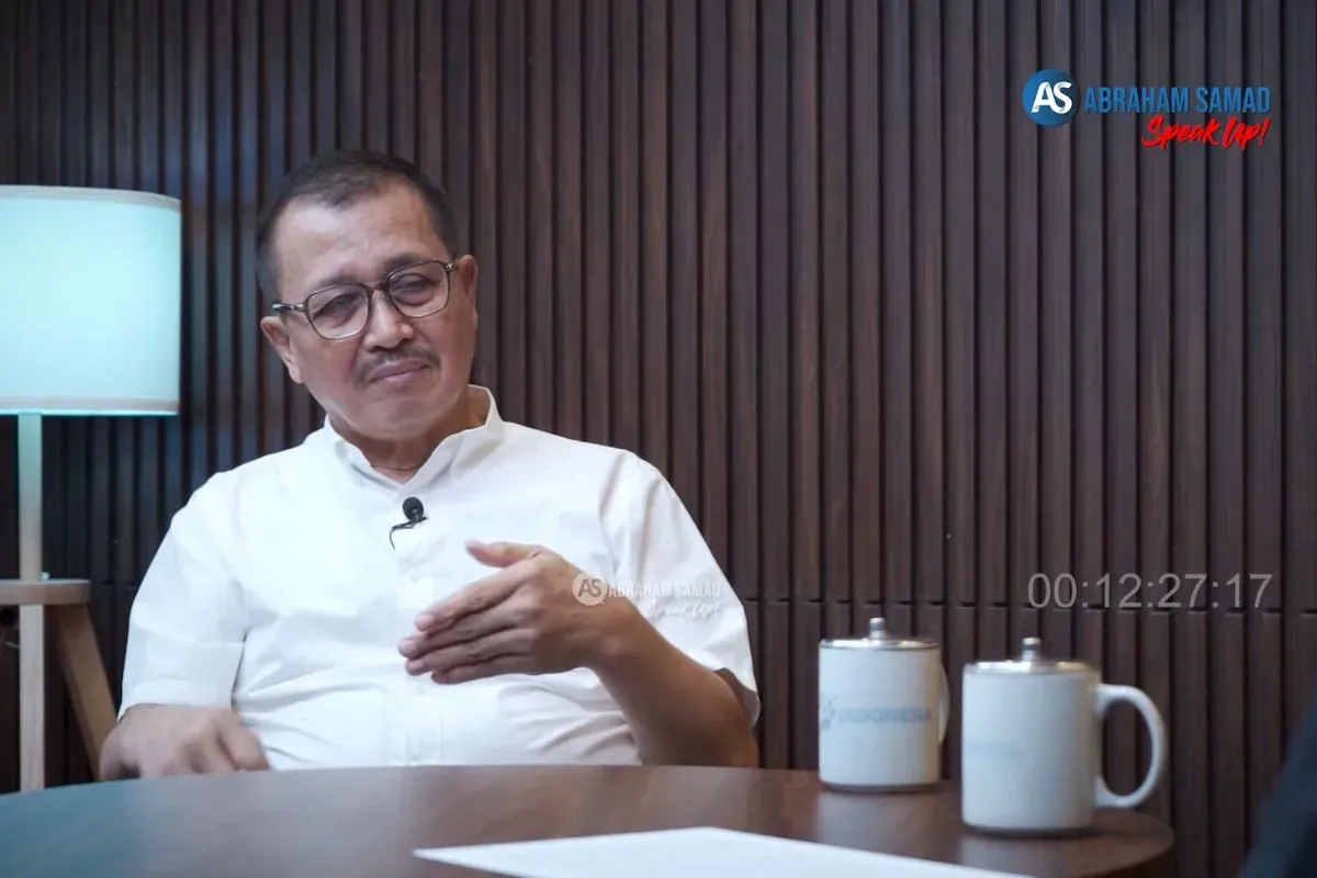 Komjen Pol (Purn) Drs. Oegroseno, S.H. berbicara tentang hasil penyelidikan Bareskrim terkait keabsahan ijazah Jokowi. (Sumber: YouTube/Abraham Samad SPEAK UP)