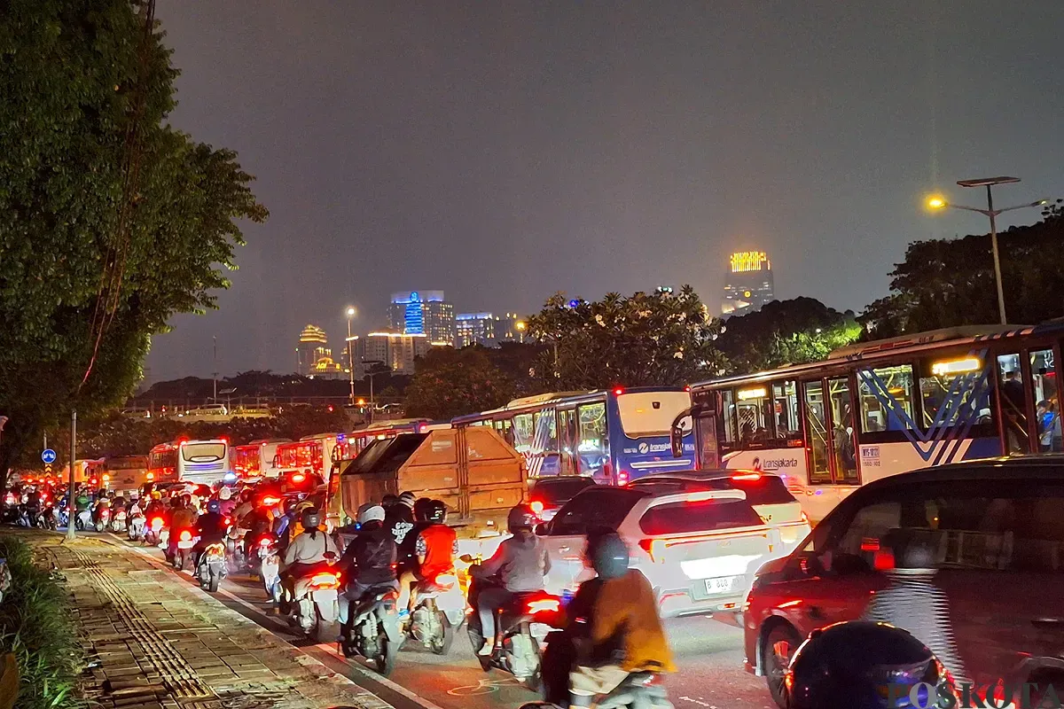 Kemacetan parah di Jalan Gatot Subroto arah Pancoran, Jakarta Selatan, Rabu 28 Mei 2025. (Sumber: POSKOTA | Foto: Ali Mansur)