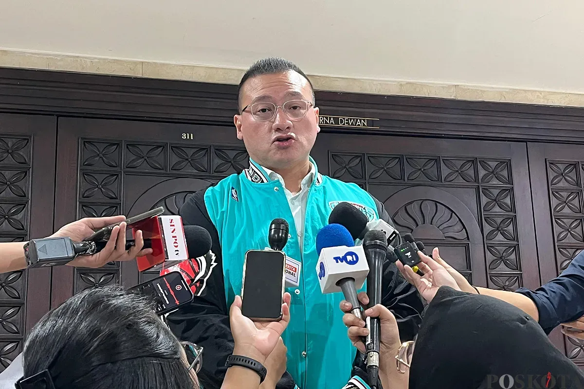 Anggota Komisi C DPRD Fraksi PDI Perjuangan, Hardiyanto Kenneth, saat doorstop media, Rabu, 28 Mei 2025. (Sumber: POSKOTA | Foto: Pandi Ramedhan)