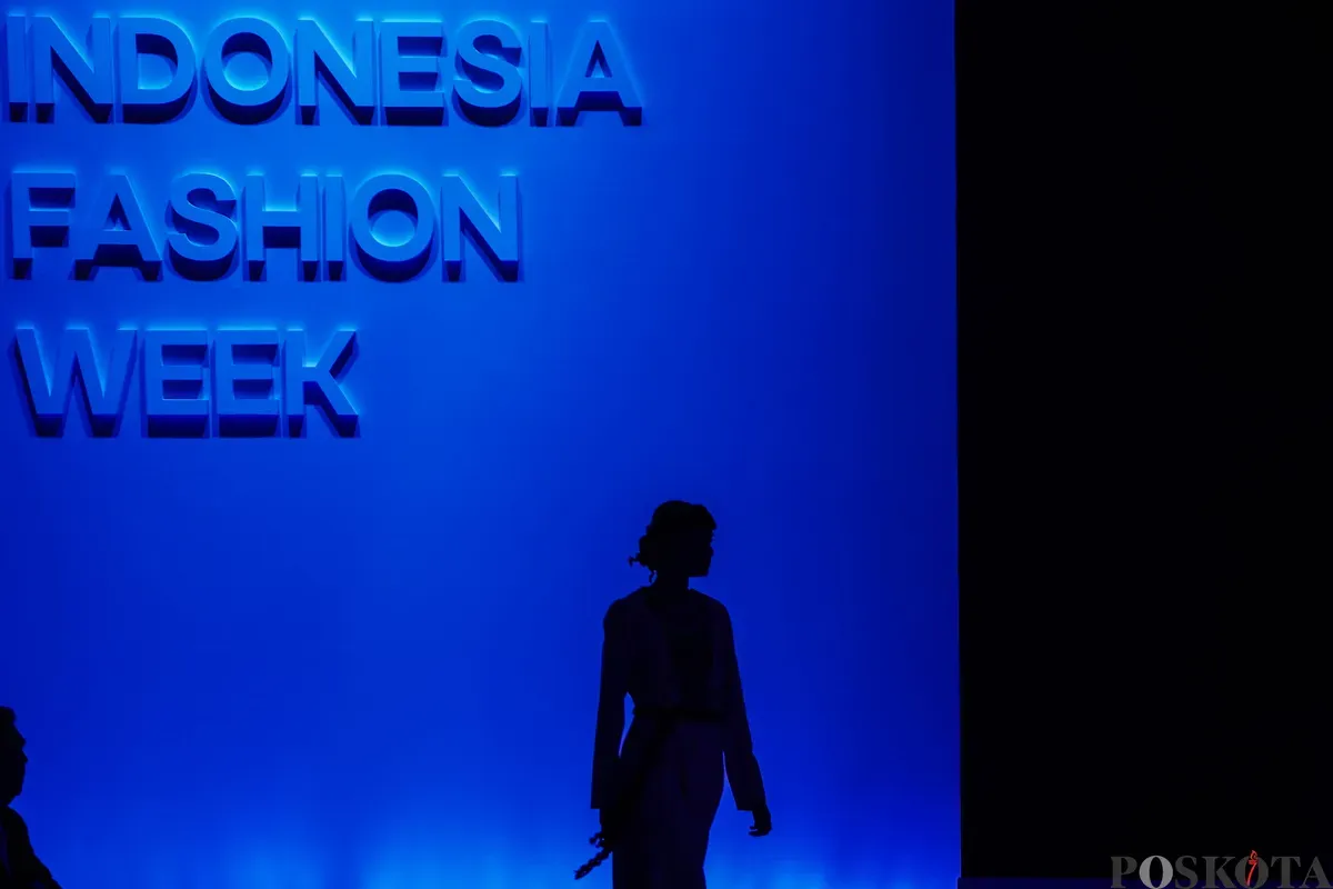 Model memperagakan busana pada Indonesia Fashion Week di Jakarta International Convention Center (JICC), Senayan, Jakarta, Rabu, 28 Mei 2025. (Sumber: Poskota/Bilal Nugraha Ginanjar)