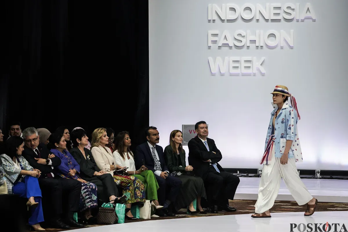 Model memperagakan busana pada Indonesia Fashion Week di Jakarta International Convention Center (JICC), Senayan, Jakarta, Rabu, 28 Mei 2025. (Sumber: Poskota/Bilal Nugraha Ginanjar)