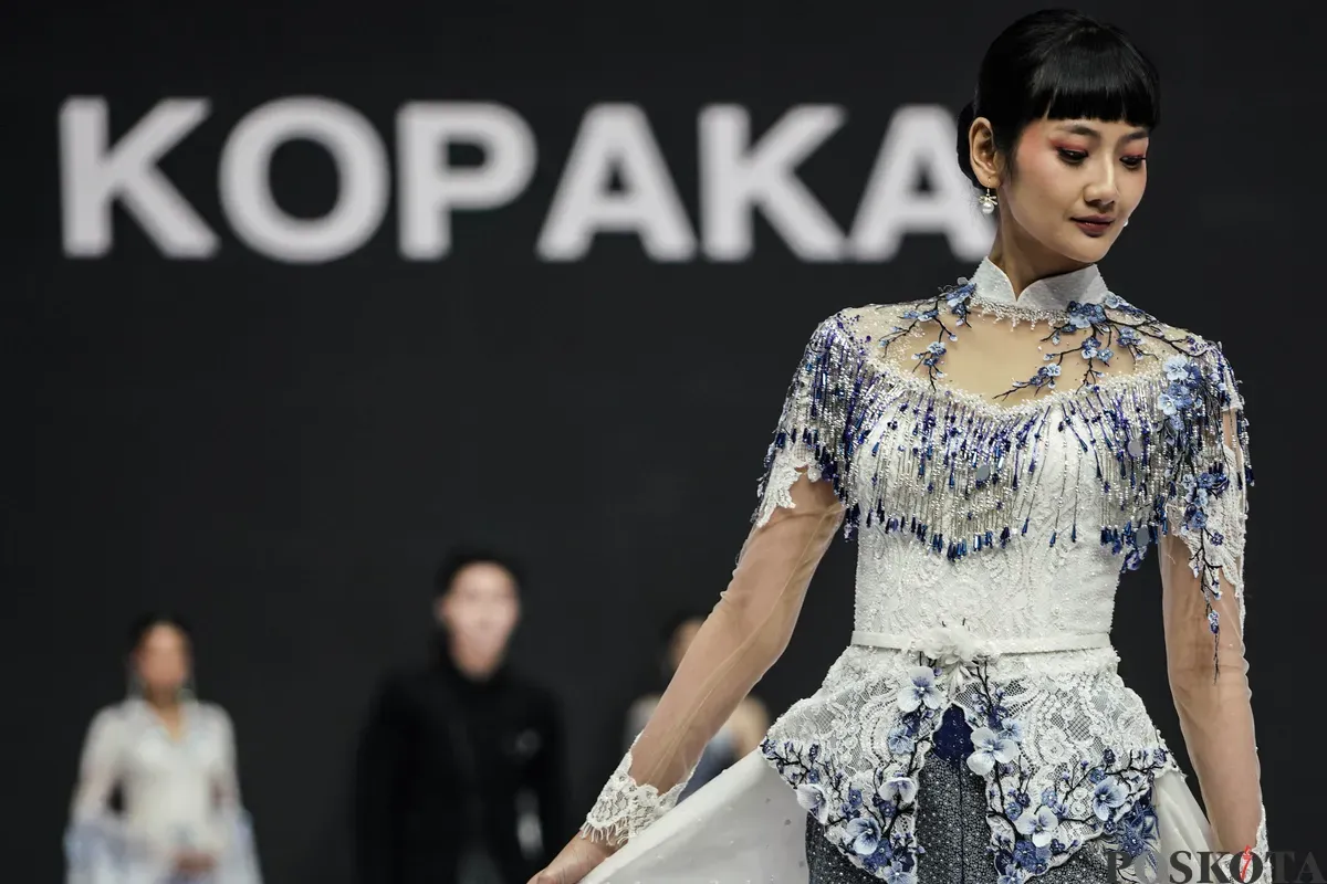 Model memperagakan busana pada Indonesia Fashion Week di Jakarta International Convention Center (JICC), Senayan, Jakarta, Rabu, 28 Mei 2025. (Sumber: Poskota/Bilal Nugraha Ginanjar)