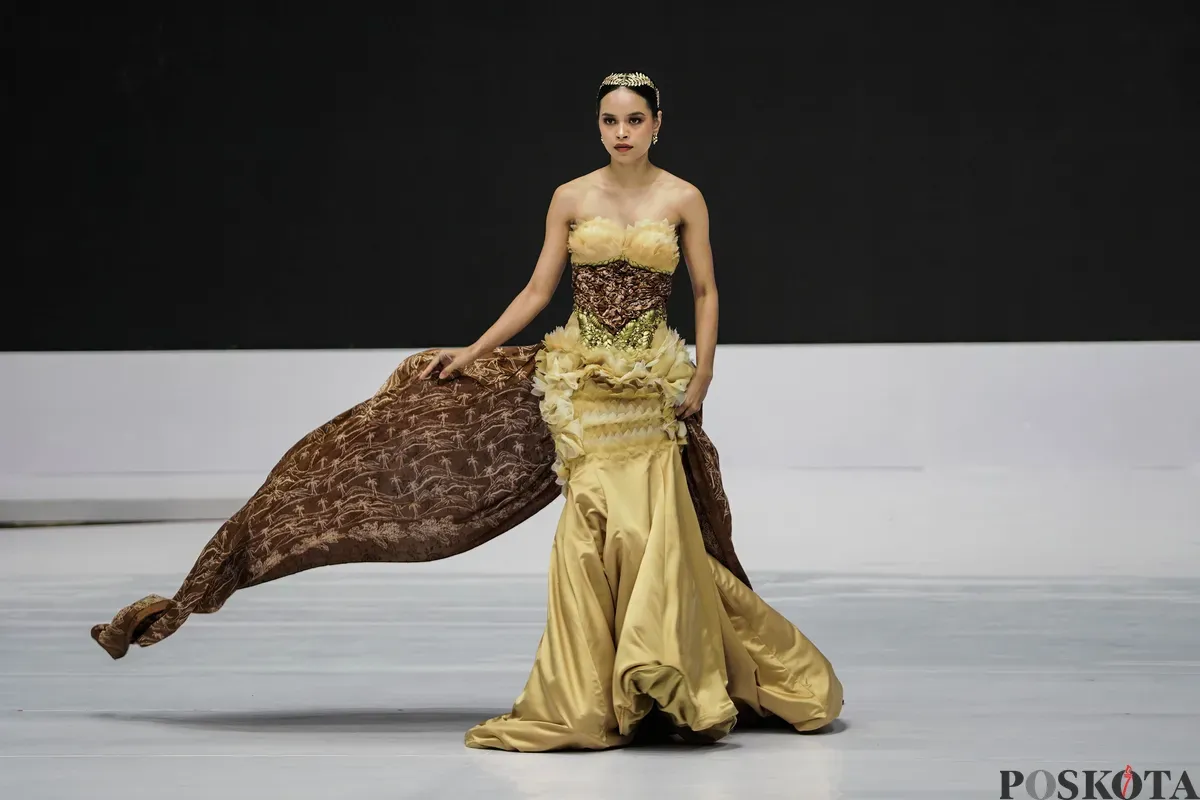 Model memperagakan busana pada Indonesia Fashion Week di Jakarta International Convention Center (JICC), Senayan, Jakarta, Rabu, 28 Mei 2025. (Sumber: Poskota/Bilal Nugraha Ginanjar)