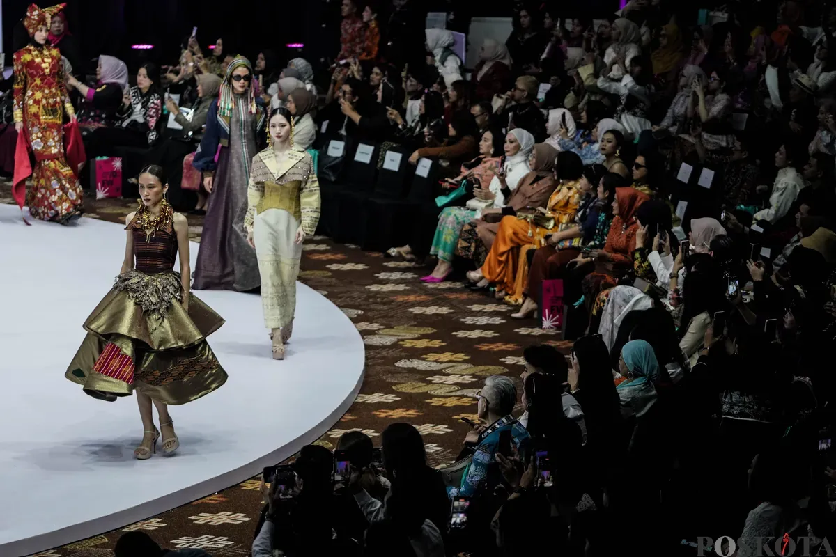 Model memperagakan busana pada Indonesia Fashion Week di Jakarta International Convention Center (JICC), Senayan, Jakarta, Rabu, 28 Mei 2025. (Sumber: Poskota/Bilal Nugraha Ginanjar)