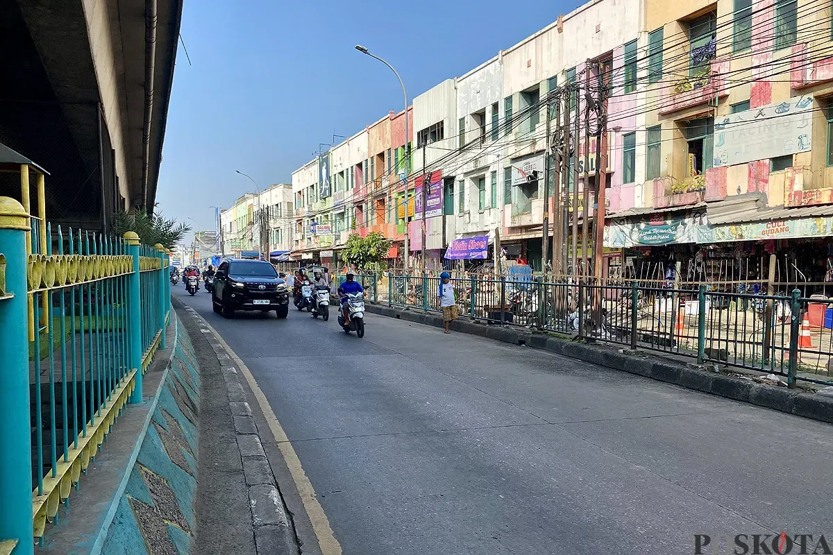 Kondisi jalan dan trotoar di bawah Flyover Pasar Ciputat, Tangerang Selatan pasca penertiban PKL pada Rabu, 28 Mei 2025. (Sumber: POSKOTA | Foto: Primayanti)