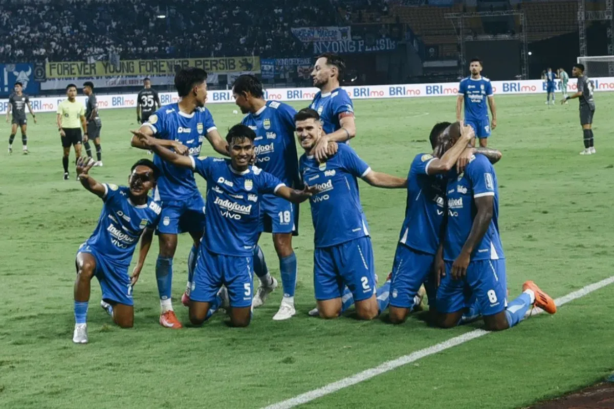 Para pemain Persib Bandung saat melakoni laga terakhir Liga 1 2024/2025 melawan Persis Solo di Stadion Gelora Bandung Lautan Api (GBLA) pada Sabtu, 25 Mei 2025. (Sumber: X/@persib)