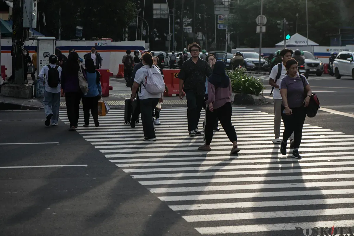 Sistem ETLE hanya merekam pelanggaran oleh kendaraan bermotor, bukan pejalan kaki. Polda Metro Jaya meluruskan kabar yang menyebut tilang elektronik berlaku untuk pengguna jalan non-kendaraan. (Sumber: Poskota/Bilal Nugraha Ginanjar)