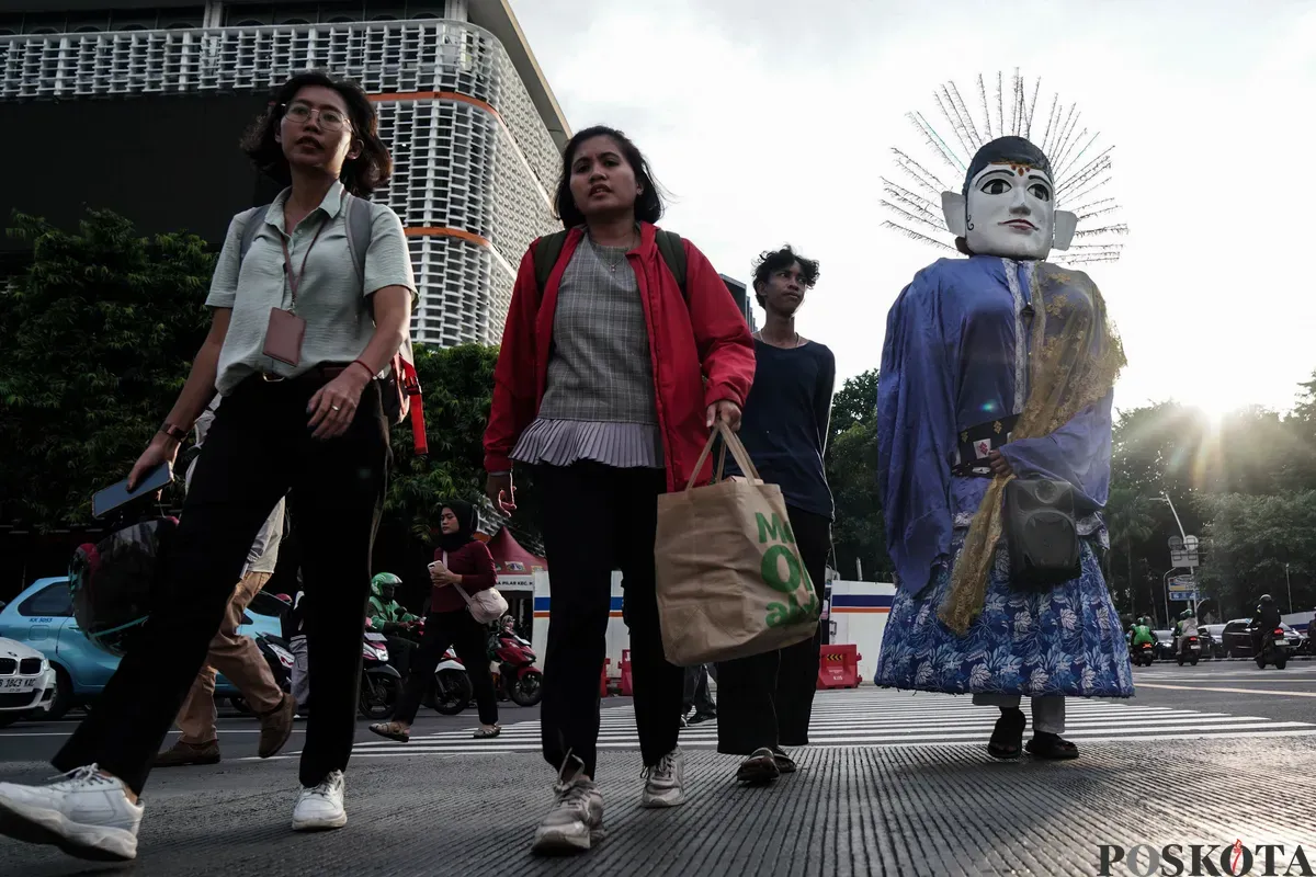 Pekerja melintasi pedestrian saat jam pulang kerja di kawasan Jalan Jenderal Sudirman, Jakarta, Selasa, 27 Mei 2025. Pemerintah berencana menyalurkan Bantuan Subsidi Upah (BSU) kepada 17 juta pekerja. (Sumber: Poskota/Bilal Nugraha Ginanjar)