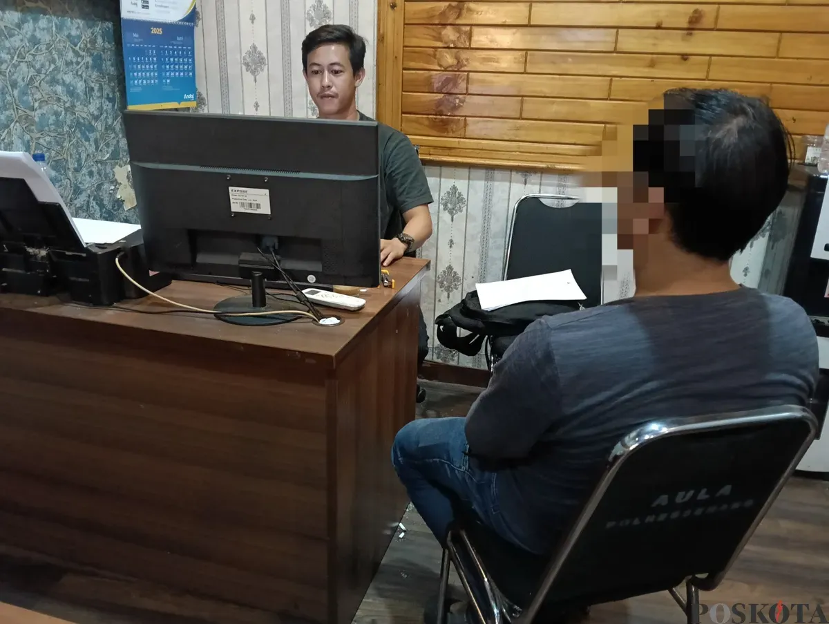 Tersangka Anwar, residivis yang baru saja bebas dari penjara, saat menjalani pemeriksaan di ruang Satresnarkoba Polres Serang. (Sumber: Poskota/Rahmat Haryono)