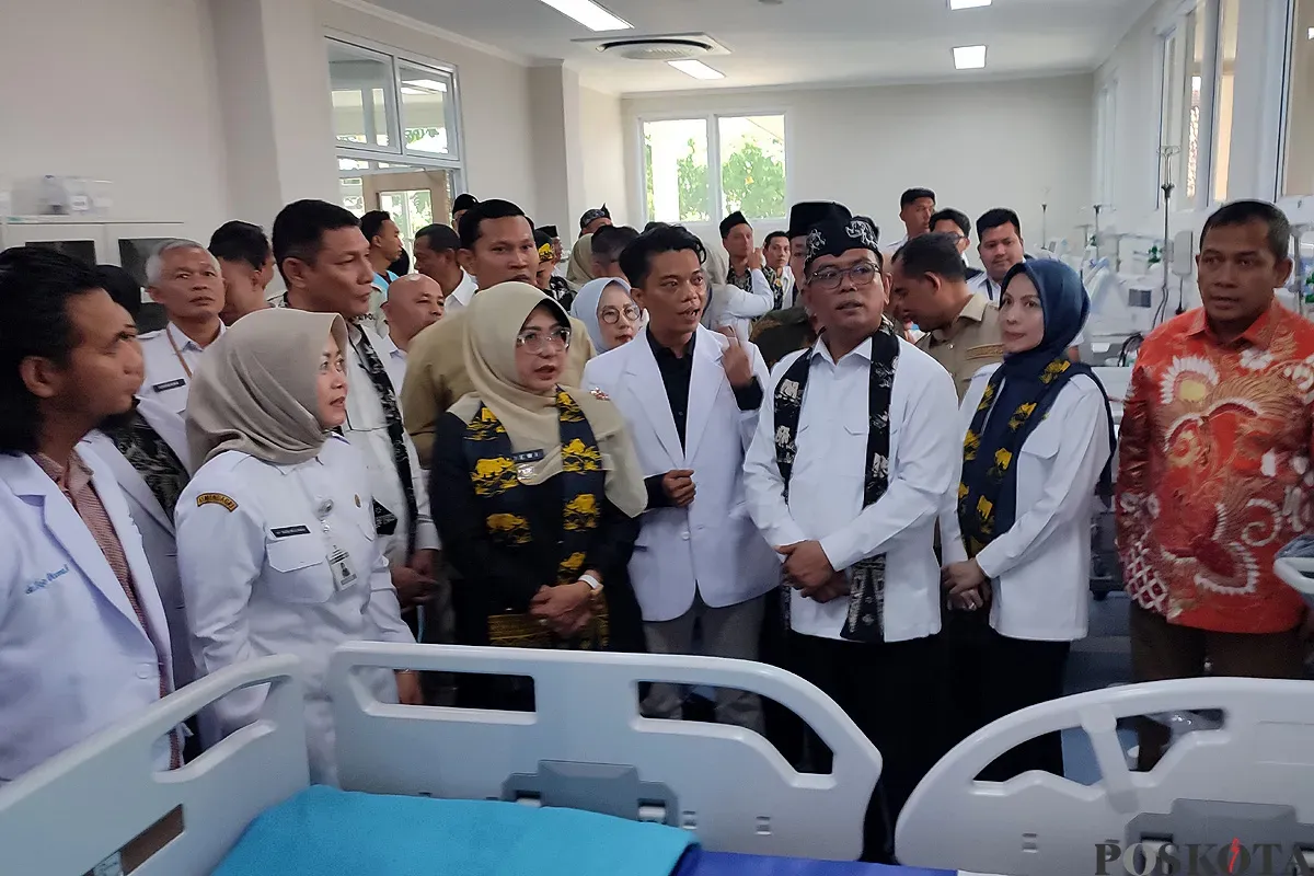 Gubernur Banten, Andra Soni bersama jajarannya saat meresmikan RSUD Labuan di Kecamatan Labuan, Kabupaten Pandeglang, Rabu 28 Mei 2025. (Sumber: POSKOTA | Foto: Samsul Fatoni)