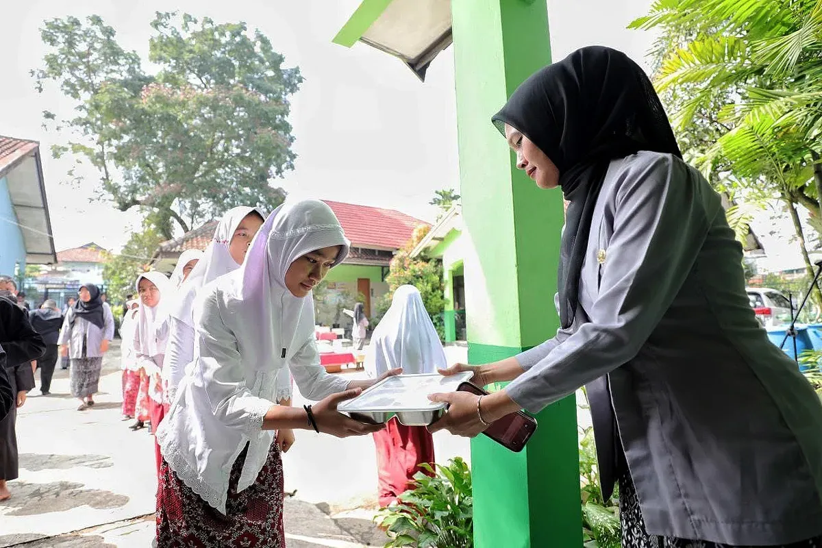 Ilustrasi, MK memerintahkan pemerintah menyelenggarakan pendidikan gratis di tingkat SD dan SMP, baik negeri maupun swasta. (Sumber: Diskominfo Kota Bandung)
