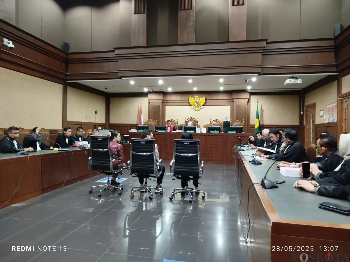 Mantan pejabat Mahkamah Agung, Zarof Ricar, menjalani sidang tuntutan di Pengadilan Tipikor Jakarta. Ia dituntut 20 tahun penjara dalam kasus suap dan gratifikasi terkait perkara Gregorius Ronald Tannur di PN Surabaya. (Sumber: Poskota/Ramot Sormin)