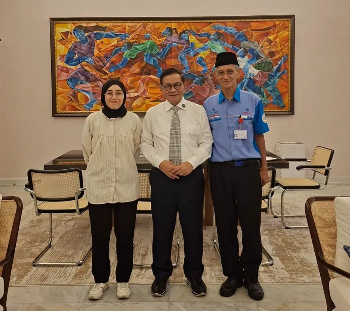 Gamal Syafrudin, sopir Mikrotrans JakLingko, saat menerima undangan dari Gubernur Jakarta Pramono Anung di Balai Kota DKI Jakarta. (Sumber: Kominfotik Transjakarta)