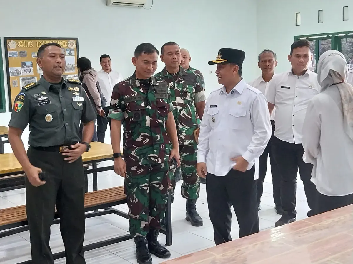 Wali Kota Depok, Supian Suri melakukan pengecekan barak di Divisi 1 Kostrad, Cilodong, Kota Depok, Rabu, 28 Mei 2025. (Sumber: Humas Pemkot Depok)