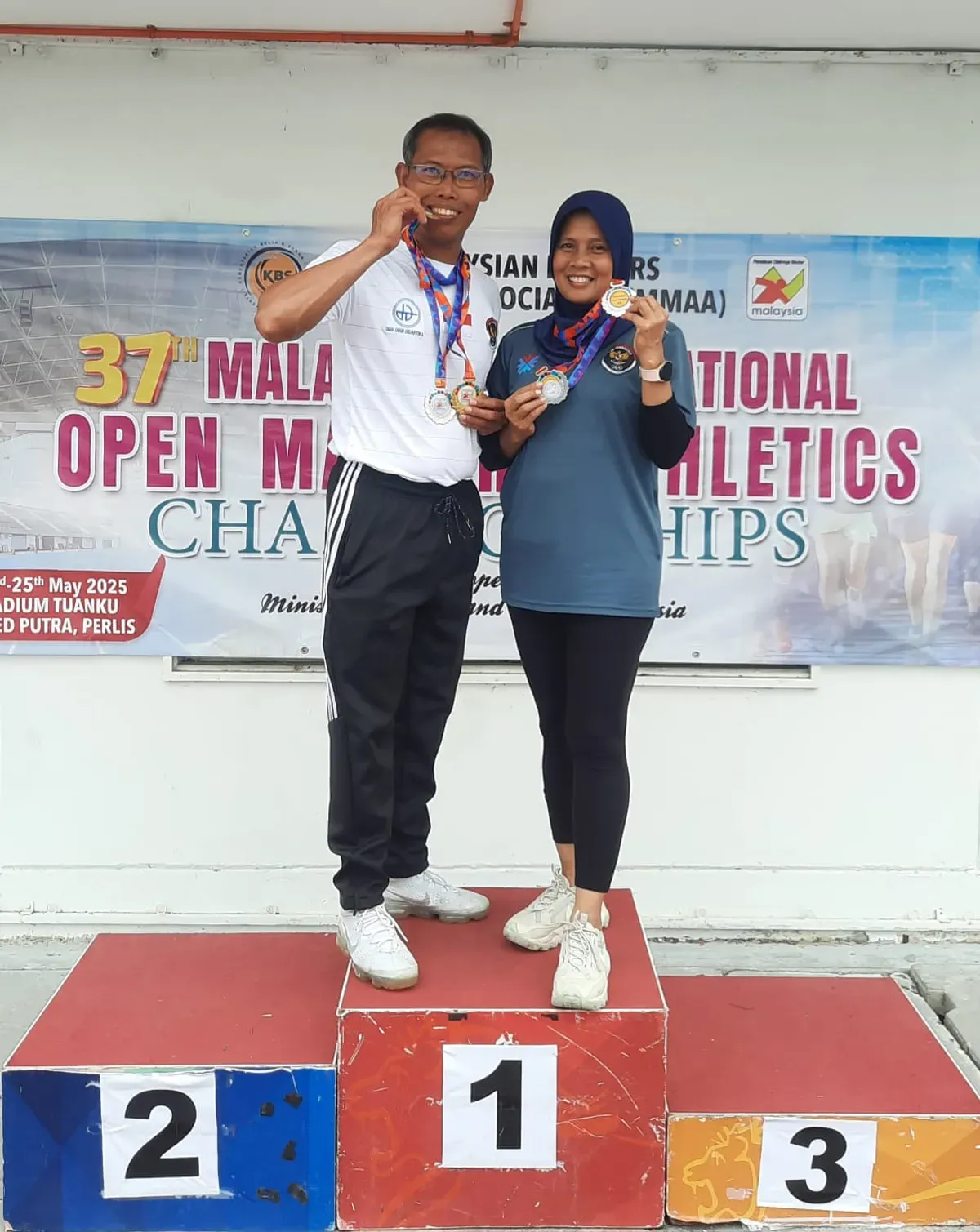 Praktik beserta istri menjadi juara menyabet medali emas di Malaysia. (Sumber: Dok. SMA Diandidaktika Cinere Kota Depok)