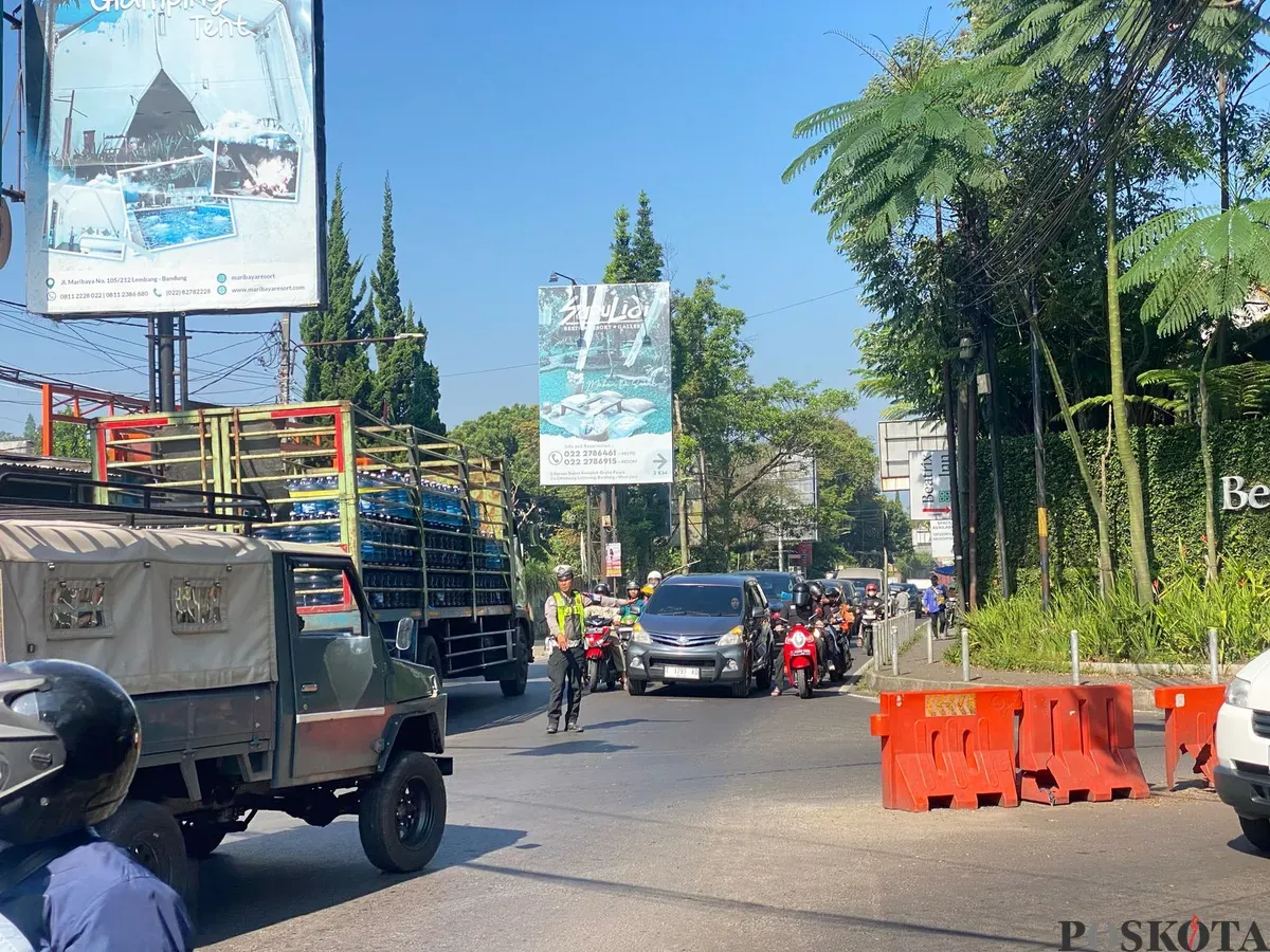 Sejumlah kendaraan melintas di Simpang Betrix Lembang, Kamis 29 Mei 2025. (Sumber: Poskota/Gatot Poedji Utomo)