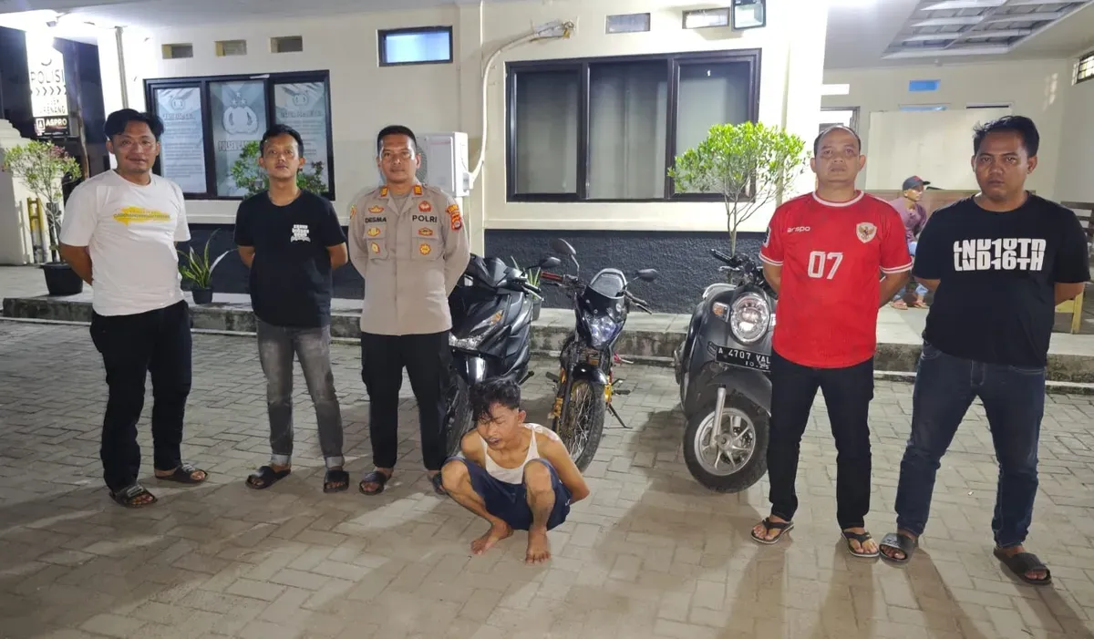 Tersangka YS, pelaku pencurian motor saat diamankan di Mapolsek Carenang. Saat diamankan, YS mengaku sebagai anggota ormas di Banten. (Sumber: Polsek Carenang)