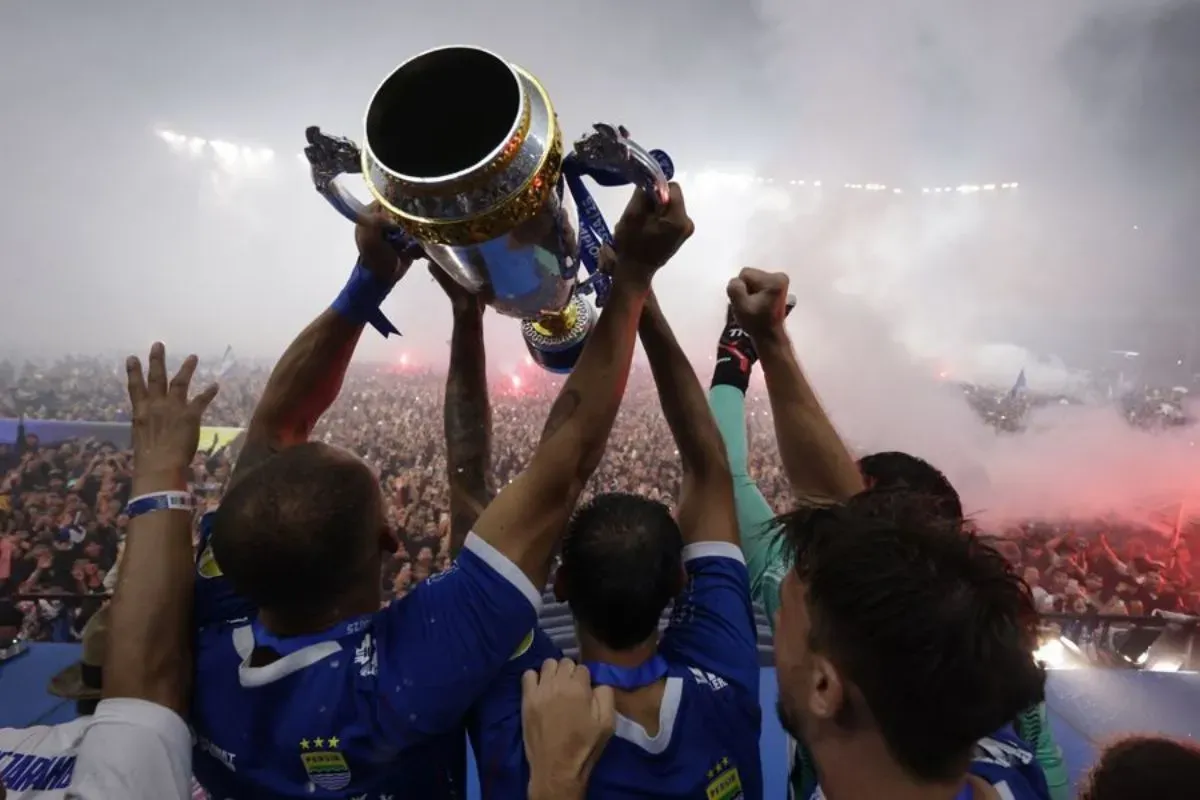 Para pemain Persib Bandung mengangkat trofi piala Liga 1 2024/2025 usai melakoni laga terakhir melawan Persis Solo di Stadion GBLA pada Sabtu, 25 Mei 2025. (Sumber: PERSIB)
