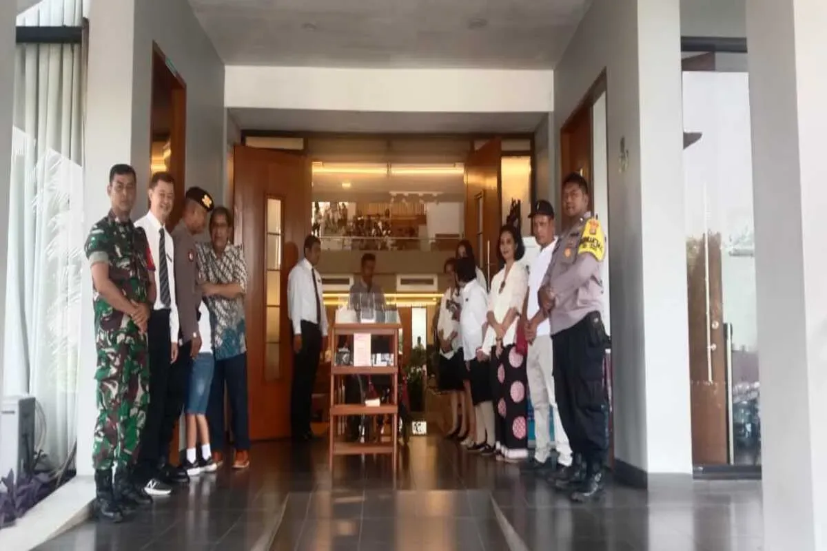 Personel keamanan dari kepolisian dan TNI di Cinere melakukan pengamanan pada Gereja GKI Lereng yang dipadati jemaat. (Sumber: Polsek Cinere)