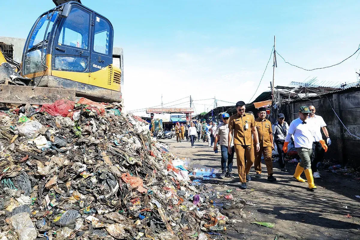 Wakil Wali Kota Tangerang Selatan, Pilar Saga, meninjau kondisi TPS3R di Pasar Cantik, Kecamatan Ciputat. (Sumber: Humas Pemkot Tangsel)