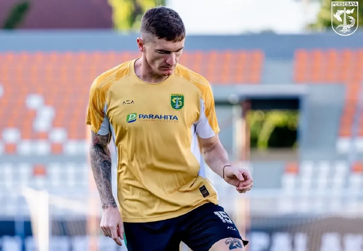 Bek tangguh asal Montenegro, Slavko Damjanovic resmi pamitan dan meninggalkan Persebaya Surabaya di akhir musim Liga 1 2024-2025. (Foto: Instagram/@officialpersebaya)
