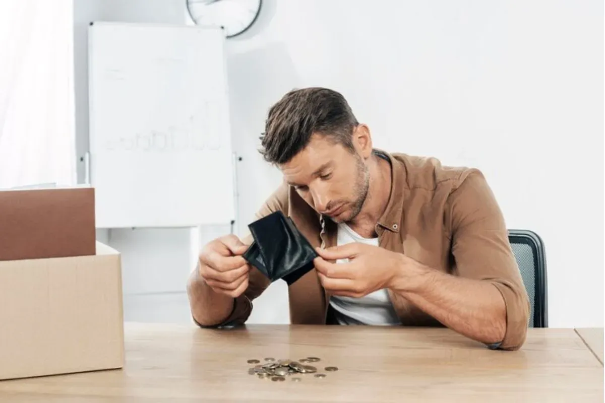 Tips tetap tenang saat terlilit utang pinjaman online. (Sumber: Freepik)
