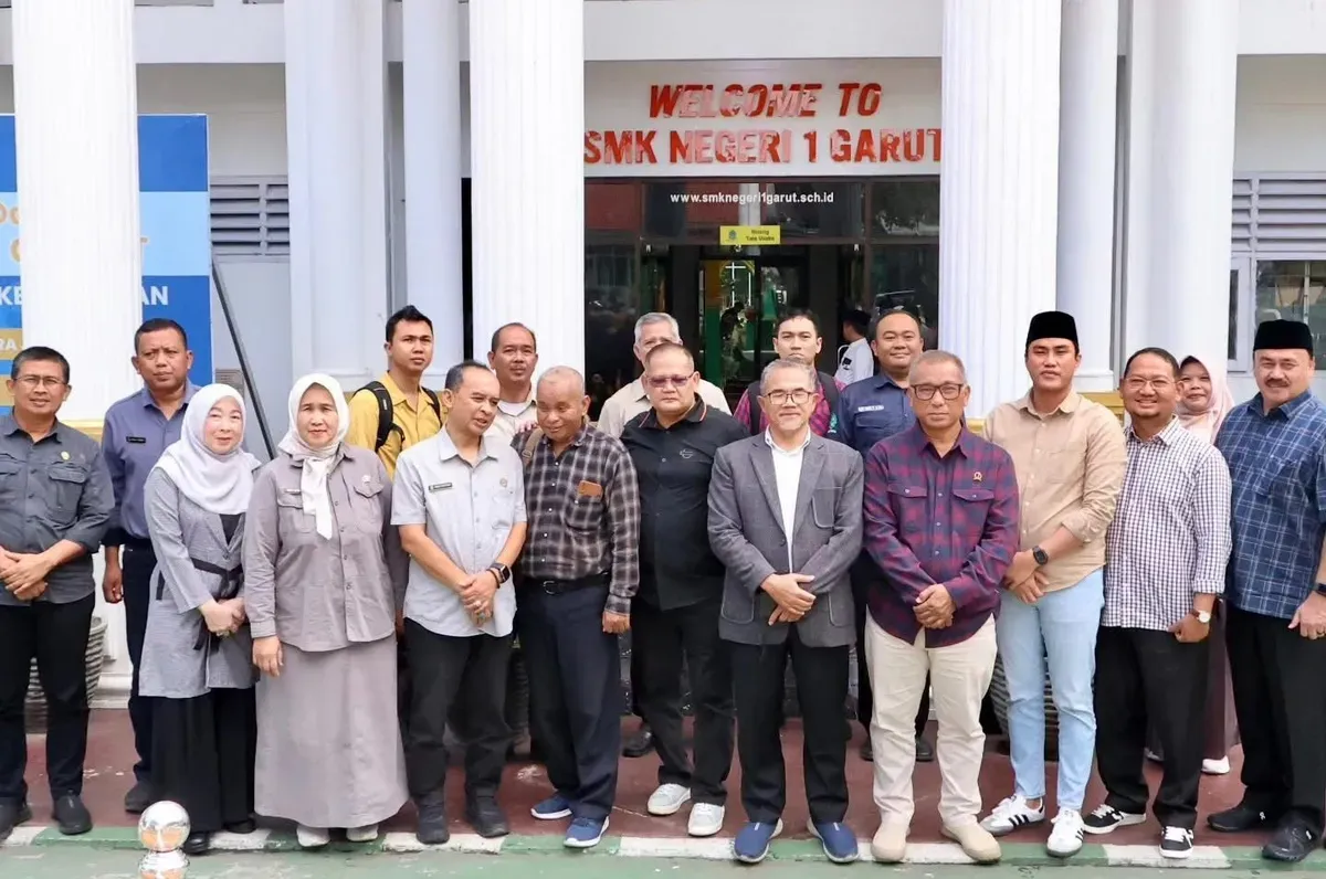 Anggota DPRD Provinsi Jawa Barat saat berkunjung ke SMK Negeri 1 Garut untun meninjau penerapan PLTS Atap yang digunakan untuk memenuhi kebutuhan kelistrikan di sekolah tersebut. (Sumber: Istimewa)
