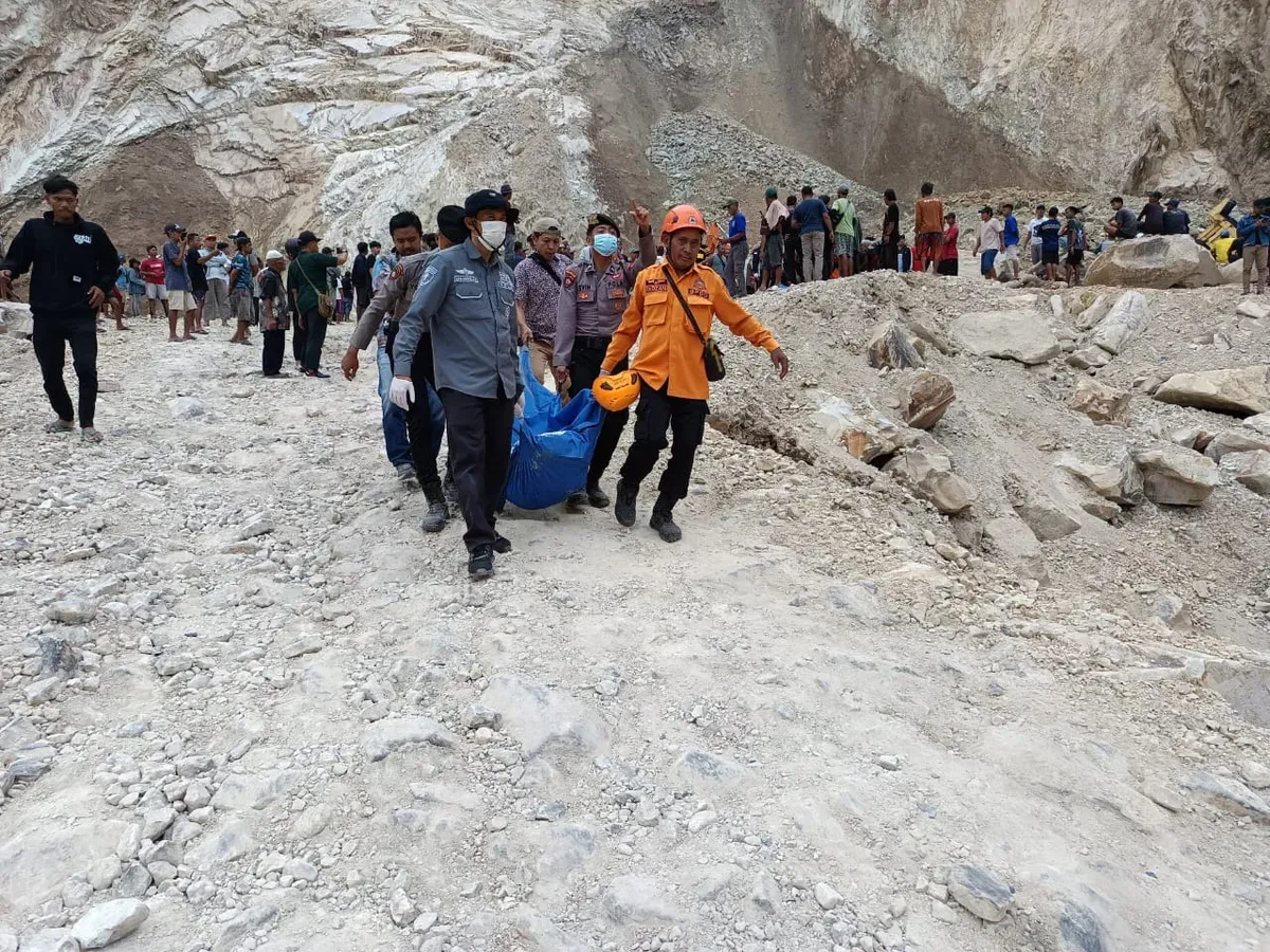 Evakuasi korban bencana longsor di kawasan tambang Gunung Kuda, Desa Cipanas, Dukupuntang, Kabupaten Cirebon, Jawa Barat, pada Jumat, 30 Mei 2025. (Sumber: BNPB)