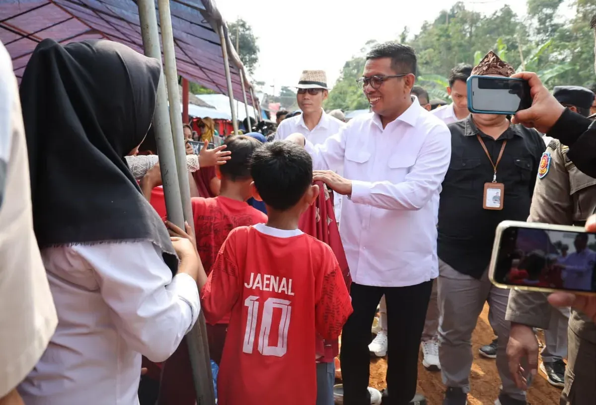 Gubernur Banten, Andra Soni, saat mengunjungi warga korban banjir bandang yang tinggal di Huntap di Kecamatan Lebakgedong, Kabupaten Lebak. (Sumber: Pemprov Banten)