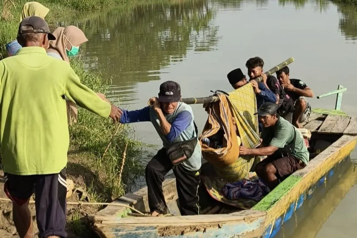 Sejumlah warga Kampung Ciluluk, Desa Leuwibalang, Kecamatan Cikeusik, Kabupaten Pandeglang, saat menandu pasien dari perahu kayu. (Sumber: Dok. Warga)