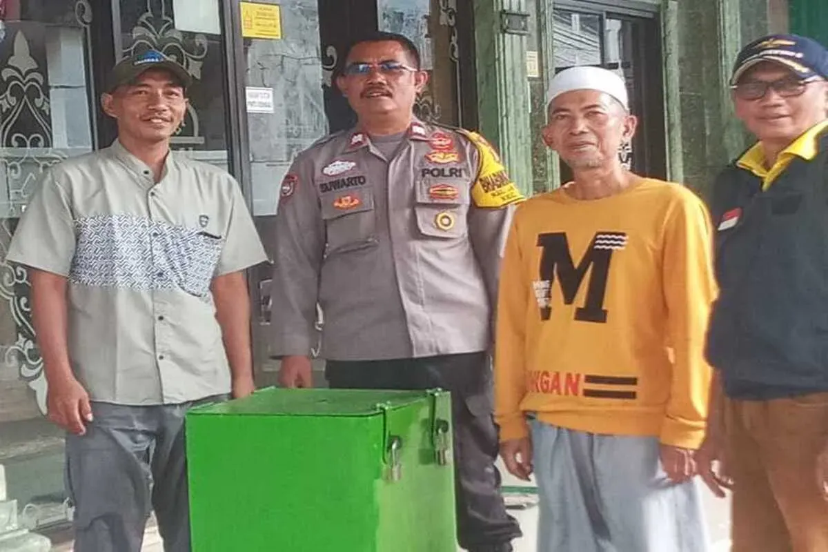 Anggota Bhabinkamtibmas Jatijajar bersama pengurus Masjid Al-Ishlah, Kelurahan Jatijajar, Kecamatan Tapos, mengecek lokasi kotak amal yang sempat dicuri namun gagal digondol pelaku. (Sumber: Polsek Cimanggis)