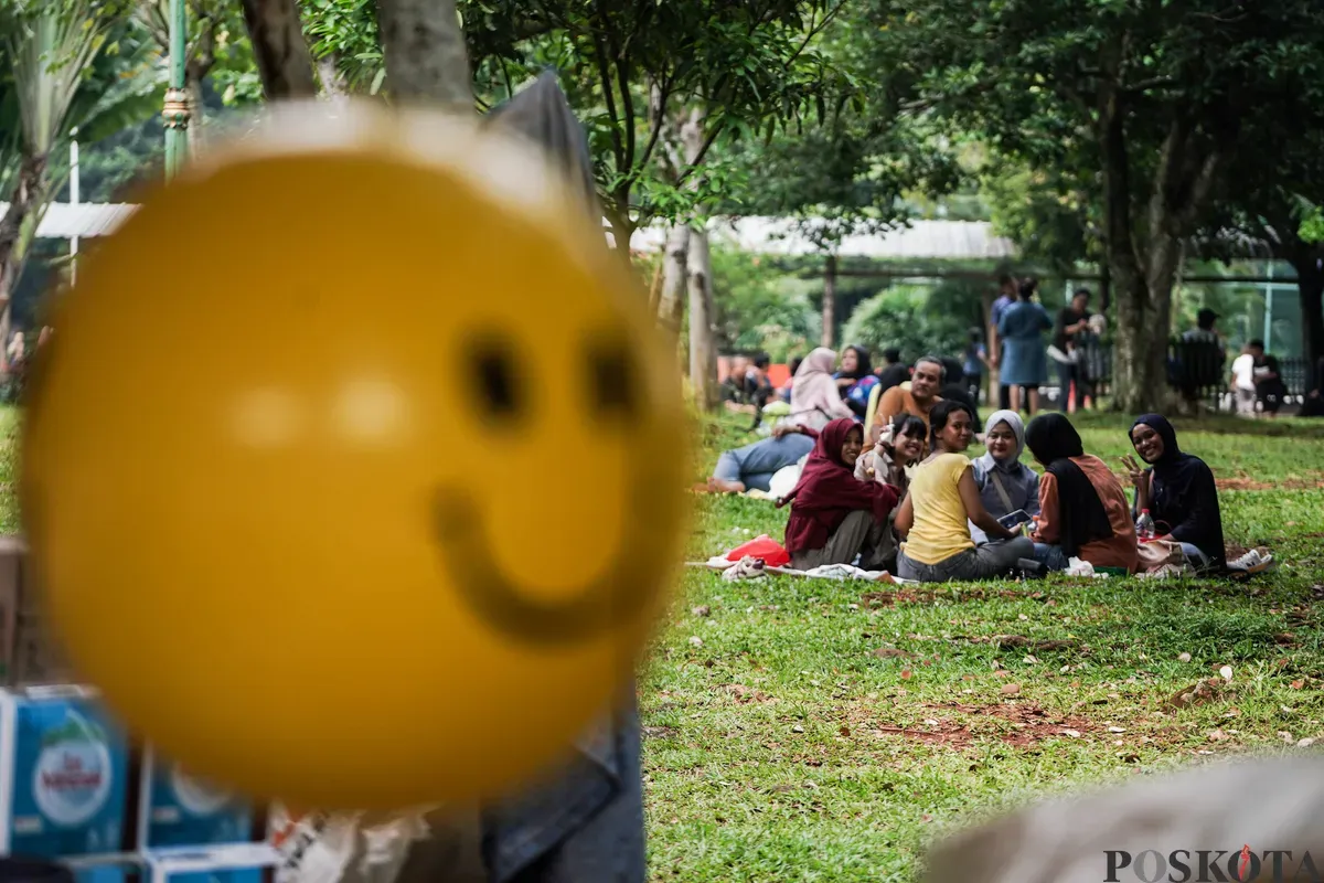 Pengunjung saat berlibur di Taman Margasatwa Ragunan, Jakarta Selatan, Jum'at, 30 Mei 2025. Taman Margasatwa Ragunan memprediski total pengunjung sebanyak 100 ribu wisatawan pada hari libur Kenaikan Yesus Kristus dengan puncak kunjungan pada Minggu, 1 Juni 2025. (Sumber: Poskota/Bilal Nugraha Ginanjar)