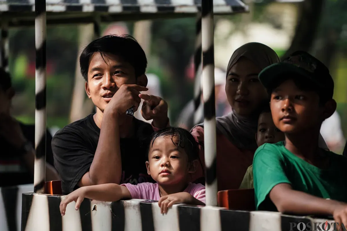 Pengunjung saat berlibur di Taman Margasatwa Ragunan, Jakarta Selatan, Jum'at, 30 Mei 2025. Taman Margasatwa Ragunan memprediski total pengunjung sebanyak 100 ribu wisatawan pada hari libur Kenaikan Yesus Kristus dengan puncak kunjungan pada Minggu, 1 Juni 2025. (Sumber: Poskota/Bilal Nugraha Ginanjar)
