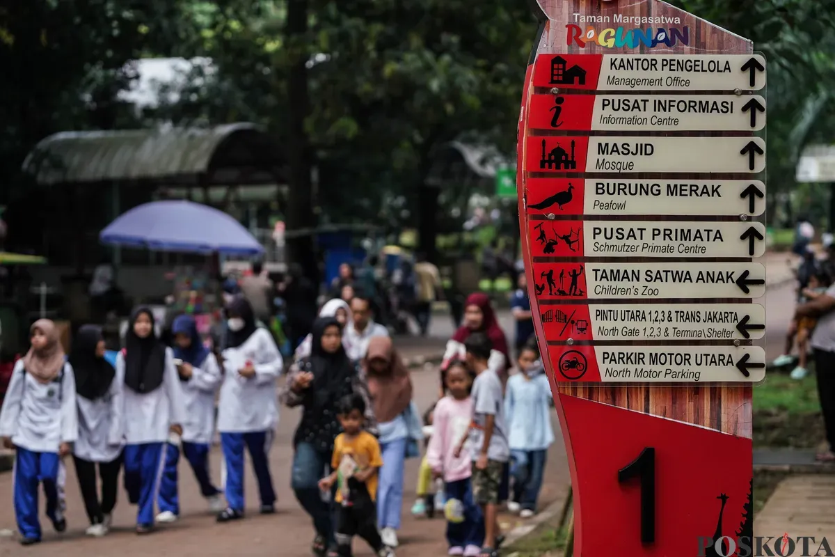 Pengunjung berlibur ke Taman Margasatwa Ragunan, Jakarta Selatan, Jum'at, 30 Mei 2025. 

Taman Margasatwa Ragunan memprediski total pengunjung sebanyak 100 ribu wisatawan pada hari libur Kenaikan Yesus Kristus dengan puncak kunjungan pada Minggu, 1 Juni 2025. (Sumber: Poskota/Bilal Nugraha Ginanjar)