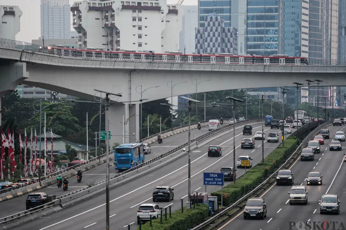 Sejumlah kendaraan melintas di Jalan Sudirman dan Jalan Gatot Subroto, Jakarta, Kamis, 29 Mei 2025. Nampak Tidak terlihat kepadatan kendaraan di hari pertama libur panjang Kenaikan Yesus Kristus dan cuti bersama di Jakarta. (Sumber: Poskota/Bilal Nugraha Ginanjar)