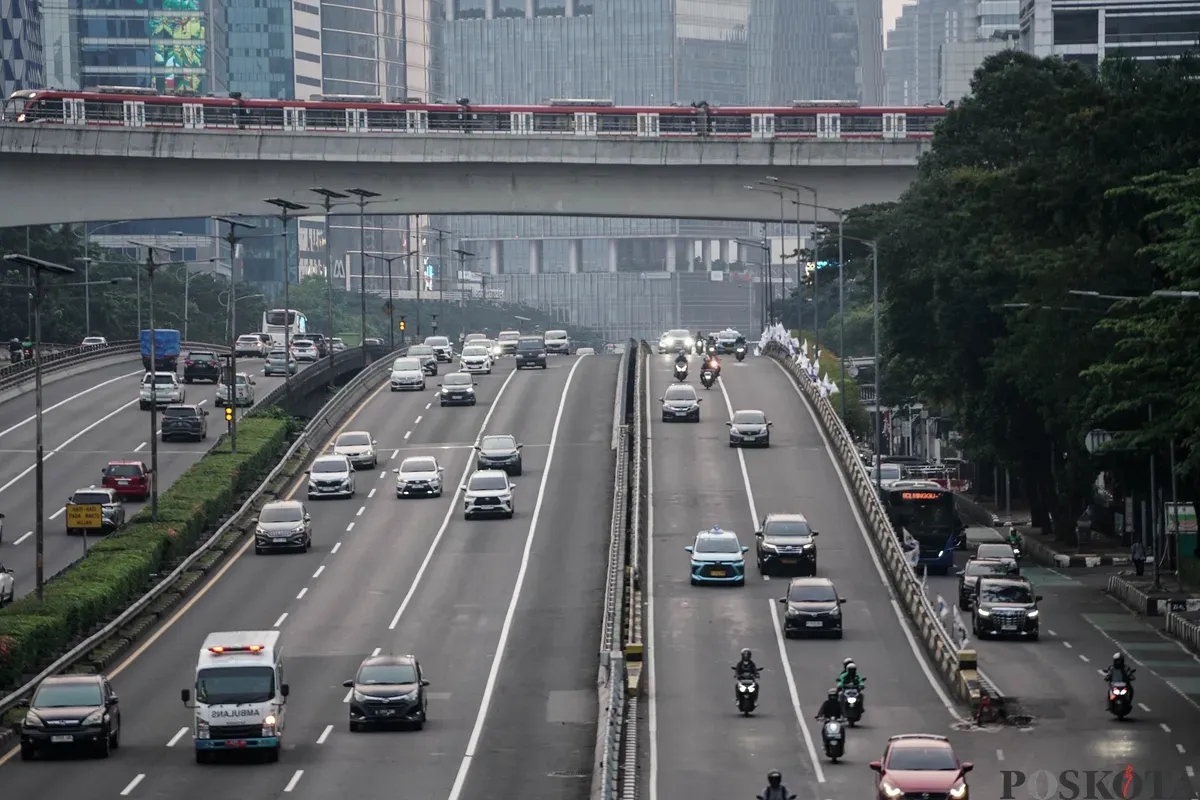 Sejumlah kendaraan melintas di Jalan Sudirman dan Jalan Gatot Subroto, Jakarta, Kamis, 29 Mei 2025. Nampak Tidak terlihat kepadatan kendaraan di hari pertama libur panjang Kenaikan Yesus Kristus dan cuti bersama di Jakarta. (Sumber: Poskota/Bilal Nugraha Ginanjar)