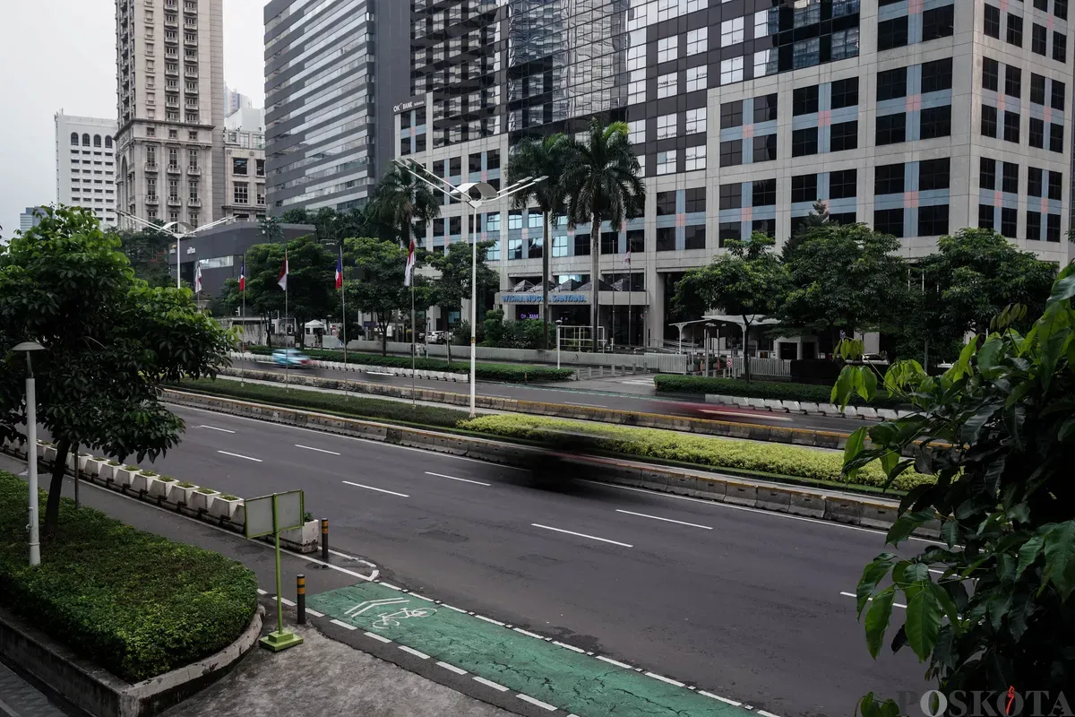 Sejumlah kendaraan melintas di Jalan Sudirman dan Jalan Gatot Subroto, Jakarta, Kamis, 29 Mei 2025. Nampak Tidak terlihat kepadatan kendaraan di hari pertama libur panjang Kenaikan Yesus Kristus dan cuti bersama di Jakarta. (Sumber: Poskota/Bilal Nugraha Ginanjar)