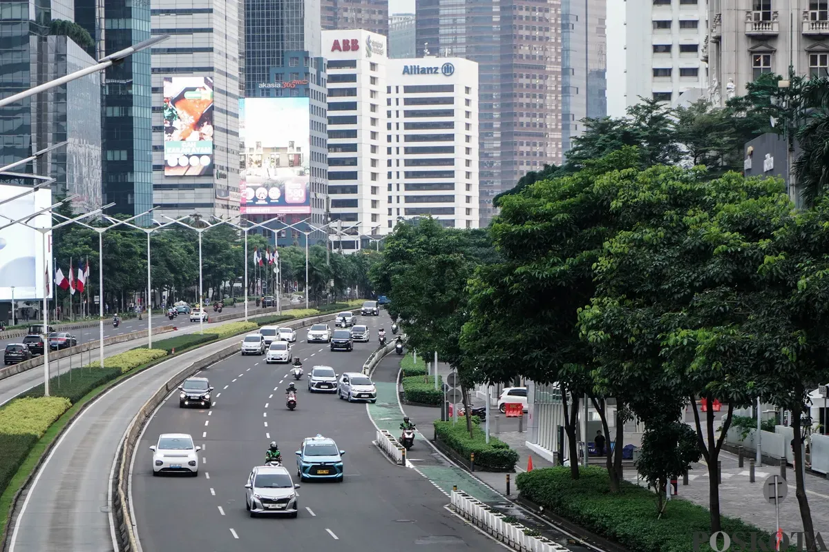 Sejumlah kendaraan melintas di Jalan Sudirman dan Jalan Gatot Subroto, Jakarta, Kamis, 29 Mei 2025. Nampak Tidak terlihat kepadatan kendaraan di hari pertama libur panjang Kenaikan Yesus Kristus dan cuti bersama di Jakarta. (Sumber: Poskota/Bilal Nugraha Ginanjar)