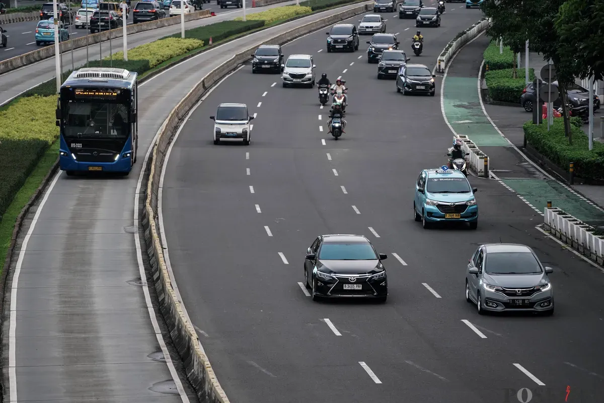 Sejumlah kendaraan melintas di Jalan Sudirman dan Jalan Gatot Subroto, Jakarta, Kamis, 29 Mei 2025. Nampak Tidak terlihat kepadatan kendaraan di hari pertama libur panjang Kenaikan Yesus Kristus dan cuti bersama di Jakarta. (Sumber: Poskota/Bilal Nugraha Ginanjar)