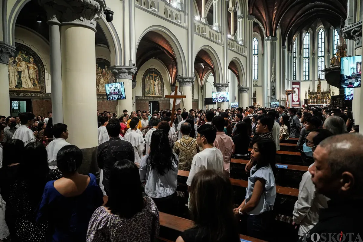 Umat Katolik mengikuti ibadah Kenaikan Yesus Kristus di Gereja Katedral, Jakarta, Kamis, 29 Mei 2025. Gereja Katedral Jakarta menyelenggarakan Ibadah misa dipimpin yang oleh Romo Maharsono Probho. (Sumber: Poskota/Bilal Nugraha Ginanjar)