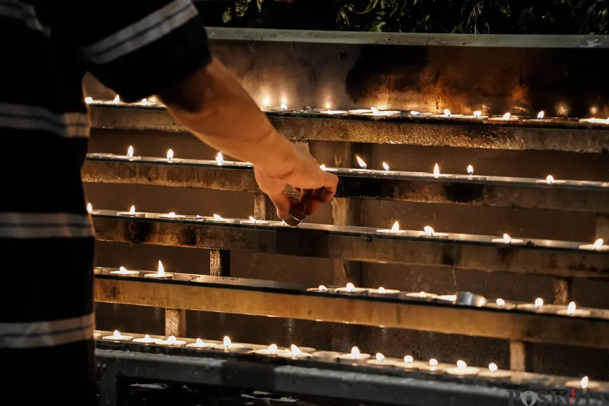 Umat Katolik mengikuti ibadah Kenaikan Yesus Kristus di Gereja Katedral, Jakarta, Kamis, 29 Mei 2025. Gereja Katedral Jakarta menyelenggarakan Ibadah misa dipimpin yang oleh Romo Maharsono Probho. (Sumber: Poskota/Bilal Nugraha Ginanjar)